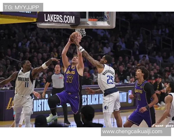 小牛与湖人季后赛第三场激战回顾球星表现与战术分析